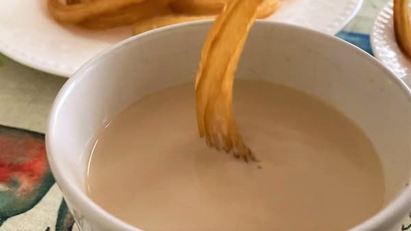 Disfrutamos de mojar el churro con un café con leche - La mesa del Conde