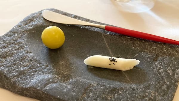 Mantequilla y esfera texturizado de AOVE - La mesa del Conde