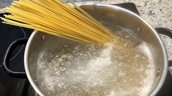 Cocemos los spaghetti en abundante agua con sal - La mesa del Conde