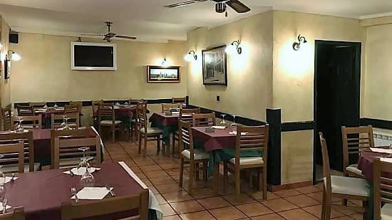 Salón comedor del Restaurante Casa Manolo de Medina de Rioseco - Imagen del restaurante