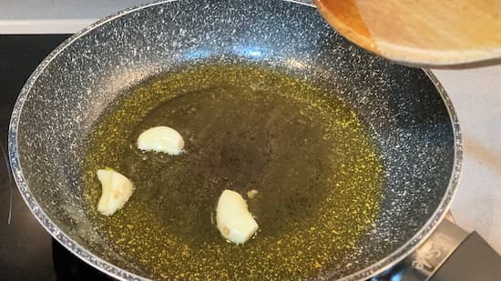 Se confitan unos ajos en aceite de oliva - La mesa del Conde