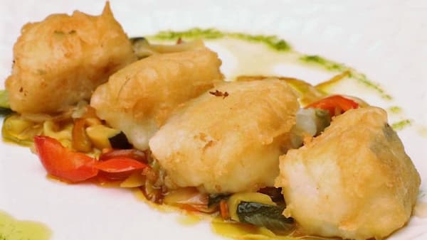 Bacalao en tempura con pimientos - La mesa del Conde