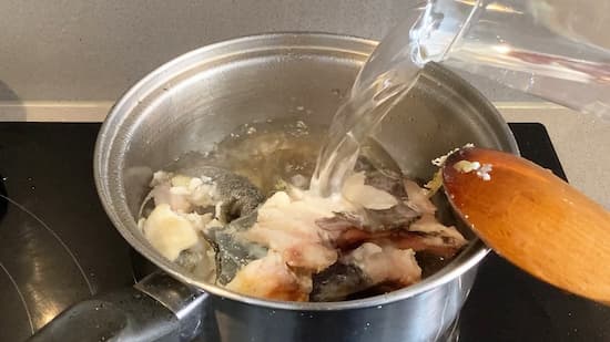 Añadimos agua para hacer el caldo de pescado - La mesa del Conde