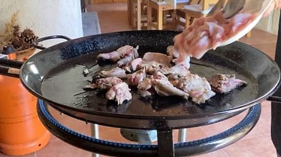 Añadimos la carne de pollo troceada - La mesa del Conde