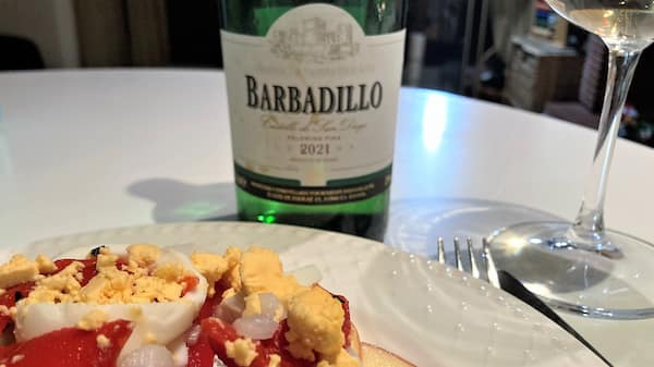 Armonizando este vino Barbadillo Blanco Castillo de San Diego con un bacalao a la tranca- La mesa del Conde