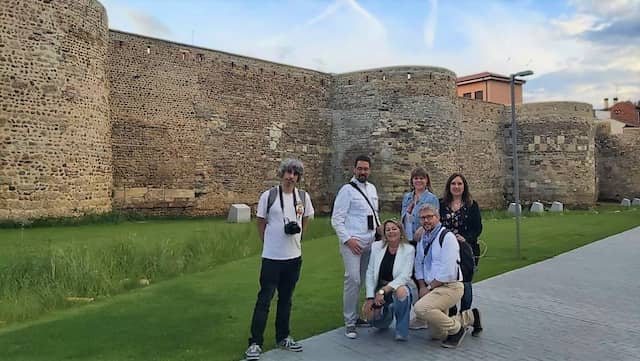 Viajeros de #ConoceLeón en la murallas de León - Imagen de Destino Castilla y León
