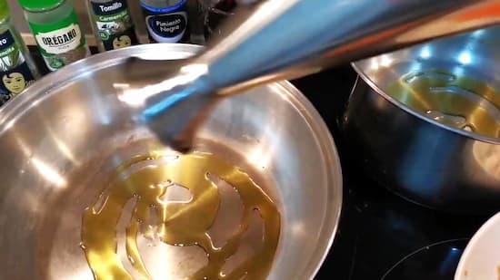 Añadimos aceite de oliva virgen extra a una olla y una sartén - La mesa del Conde