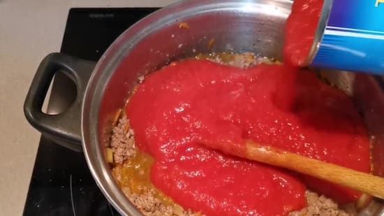 Añadir el tomate triturado o passata di pomodoro - La mesa del Conde