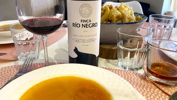 Maridaje de la sopa de cocido madrileño con el tinto Finca Rio Negro - La mesa del Conde