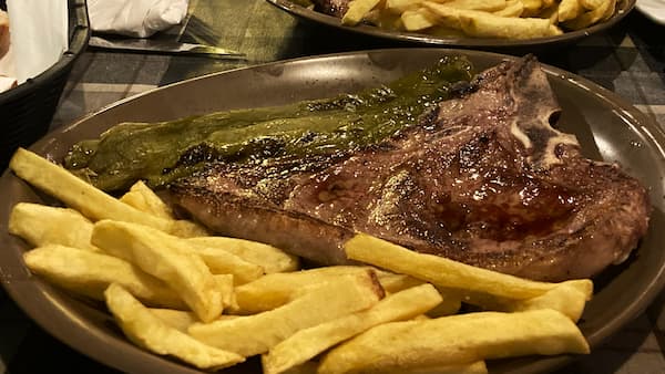 Chuletón para compartir que nos tomamos - La mesa del Conde
