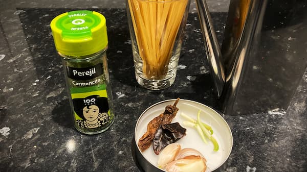 Ingredientes para preparar Spaghetti agliolio e peperoncino - La mesa del Conde
