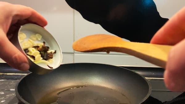 Se sofríen las láminas de ajo y el peperoncini, si se tienen, los tallos de perejil - La mesa del Conde