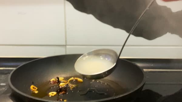 Se añade agua de la pasta a la sartén - La mesa del Conde