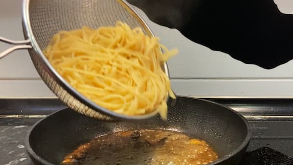 Se añade la pasta a la sartén y se termina de hacer - La mesa del Conde