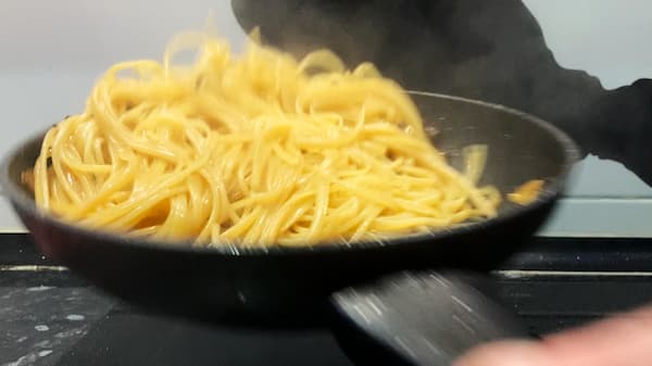 Se saltean los Spaghetti agliolio e peperoncino