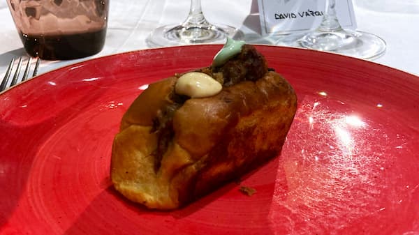 Briochito de pan brioche, borracho de rabo de toro del Restaurante Urrechu Velázquez - La mesa del Conde