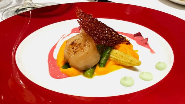 Ensalada templada de Vieras braseadas del Restaurante Urrechu Velázquez - La mesa del Conde