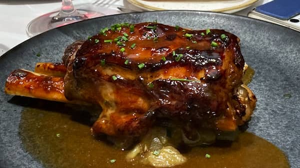 Jarrete ibérico asado en su propio jugo en el Restaurante Urrechu - La mesa del Conde
