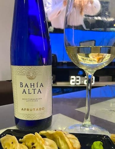 Botella y copa del Bahía Alta Afrutado - La mesa del Conde