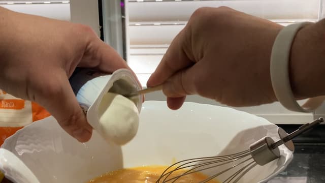 Añadir el yogurt que sirve de medida - La mesa del Conde