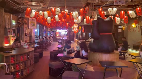 Espacio donde disfrutar la gastronomía del restaurante Okio Palacio de Hielo - La mesa del Conde