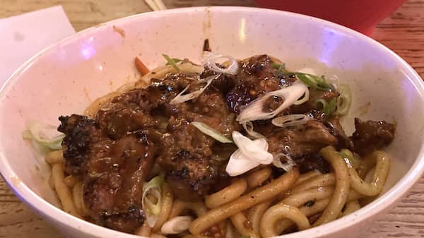 Fideos uddon salteados con carne - La mesa del Conde