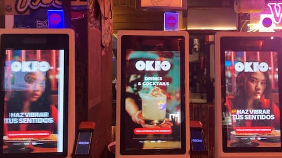 Máquinas donde encargar tu pedido en el Espacio gastronómico Okio Palacio de Hielo - La mesa del Conde