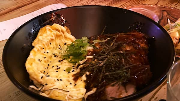 Tallarines de arroz con tortilla y salteado de verduras - La mesa del Conde