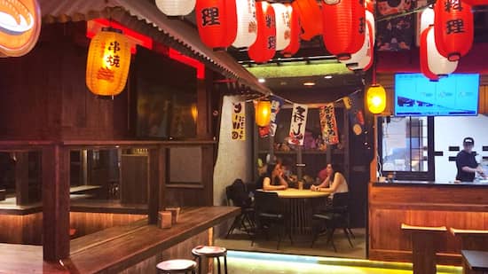 Zona de comedor del Espacio gastronómico Okio Palacio de Hielo - La mesa del Conde