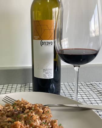 Copa y botella de vino Córcovo tempranillo crianza 2022 - La mesa del Conde