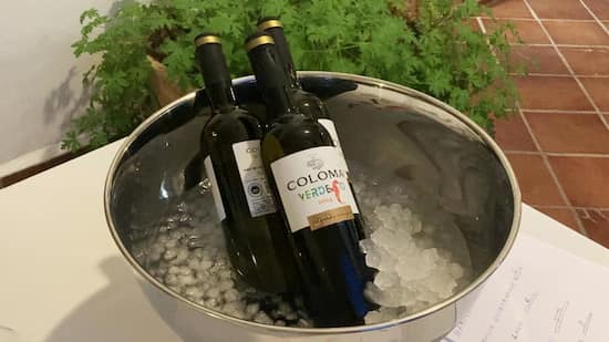 Enfriando los vinos de la Experiencia Llenera monumento Gastronómico 2025 - La mesa del Conde