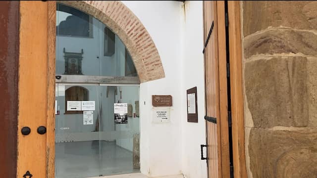 Entrada a la oficina de Turismo de Llerena en el antiguo Palacio Arzobispal - Destino y Sabor