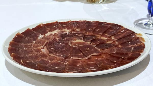 Entrante de jamón ibérico de la DOP. Dehesa de Extremadura - La mesa del Conde