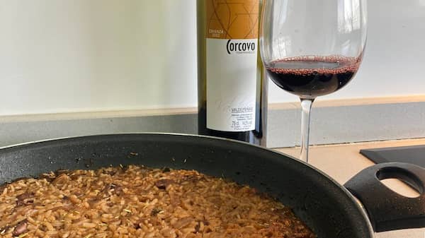 Maridaje del Córcovo crianza 2022 de la variedad tempranillo con un arroz con pavo - La mesa del Conde