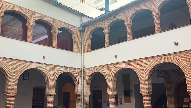Patio mudéjar de la Universidad popular de Llerena - Destino y Sabor