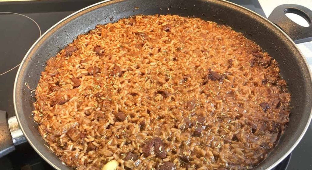 Arroz con pavo en paellera - La mesa del Conde