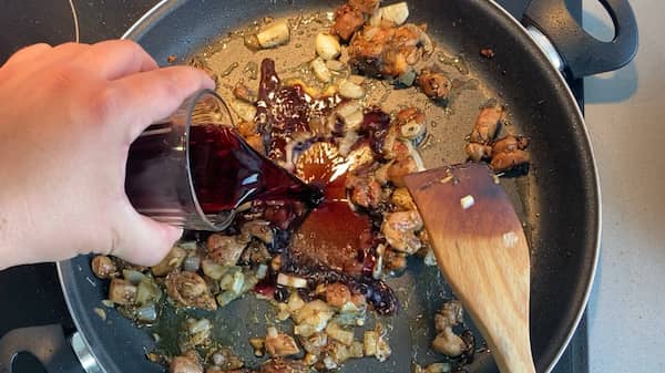 Añadir un vaso de vino tinto - La mesa del Conde