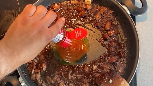 Se añade la salsa de tomate y el pimentón - La mesa del Conde