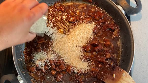 Añadir el arroz para marcarlo con el sofrito - La mesa del Conde