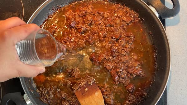 Añadir agua o caldo para cocer el arroz - La mesa del Conde
