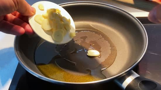 Sofreír estos dientes de ajo en una sartén con aceite de oliva - La mesa del Conde