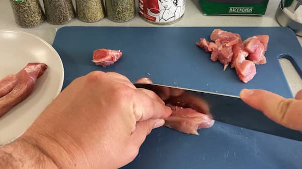 Trocear la carne de pavo en trozos de bocado - La mesa del Conde