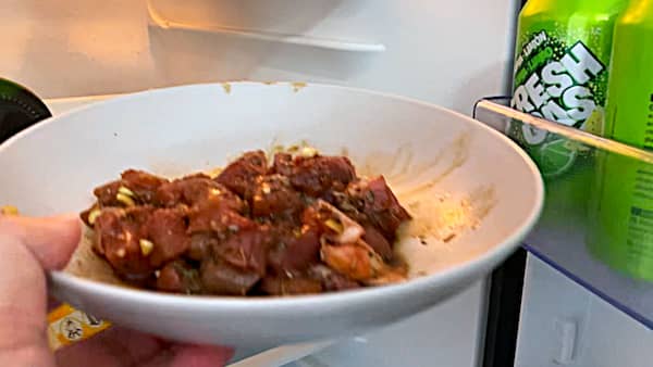 Se mete en el frigorífico para que se fusionen los sabores - La mesa del Conde