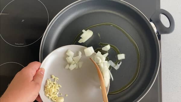 Empezar a pochar la cebolla y el ajo - La mesa del Conde