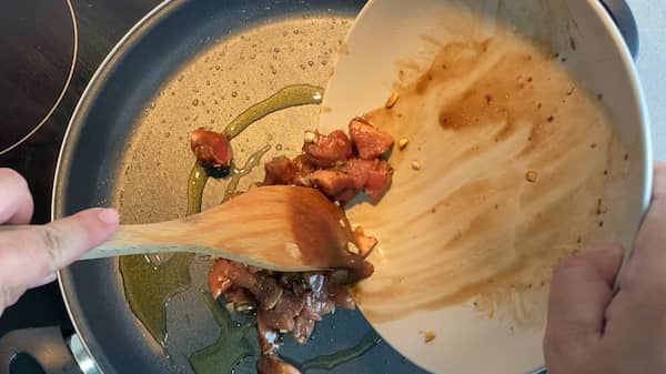 Se añade la carne para freírla y caramelizar la superficie - La mesa del Conde
