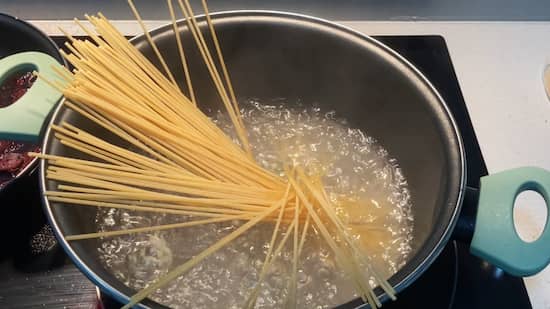 En agua hirviendo con sal, añadir la pasta - La mesa del Conde