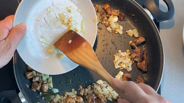Se añade una pastilla de caldo de pollo - La mesa del Conde