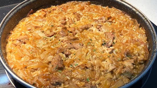 Prueba de arroz con pavo en una sartén grande - La mesa del Conde