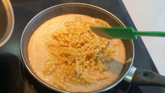 Se termina de preparar la pasta con la salsa - La mesa del Conde