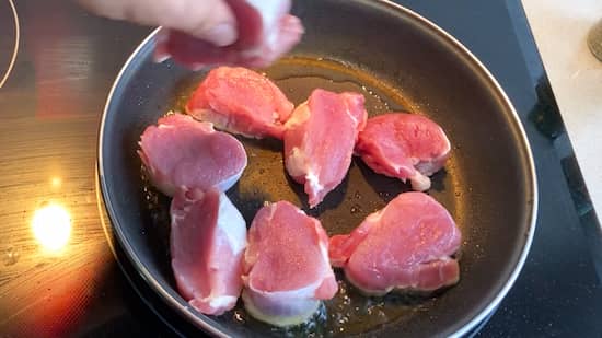 Se sellan los solomillos en una sartén amplia - La mesa del Conde